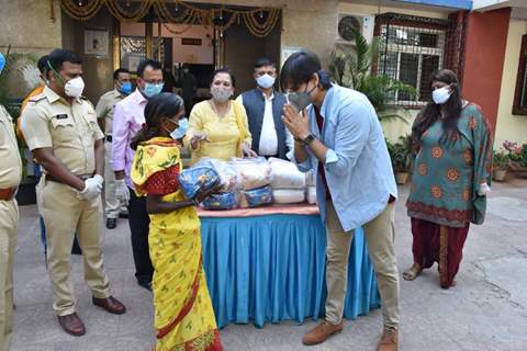 Vivek Oberoi distributes ration to needy at Juhu police station 