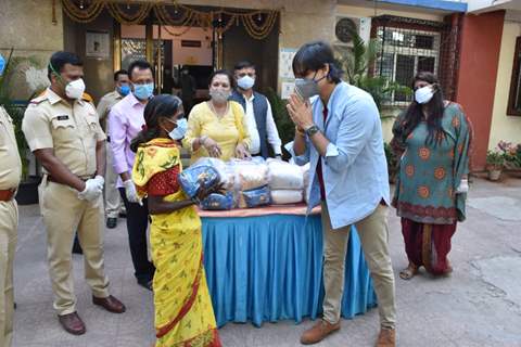 Vivek Oberoi distributes ration to needy at Juhu police station 