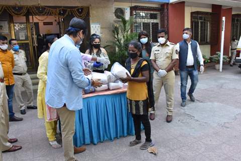 Vivek Oberoi distributes ration to needy at Juhu police station 