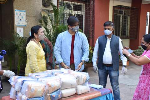 Vivek Oberoi distributes ration to needy at Juhu police station 