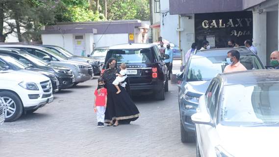 Arpita Khan Sharma spotted arriving at Salman Khan's house