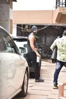 Varun Dhawan snapped outside his gym in Juhu!