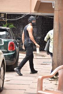 Varun Dhawan snapped outside his gym in Juhu!