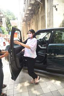 Khushi Kapoor spotted at a clinic in Bandra! 