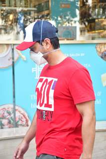 Kunal Khemu spotted at food hall, Khar