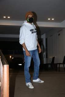 Kartik Aaryan snapped in Juhu last night