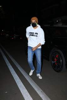 Kartik Aaryan snapped in Juhu last night