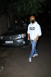 Kartik Aaryan snapped in Juhu last night