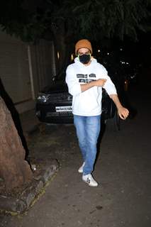 Kartik Aaryan snapped in Juhu last night