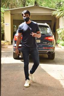 Sonu Sood spotted in Juhu