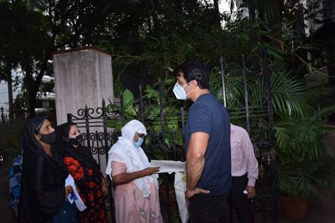 Sonu Sood spotted helping the needy outside his residence!