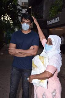 Sonu Sood spotted helping the needy outside his residence!