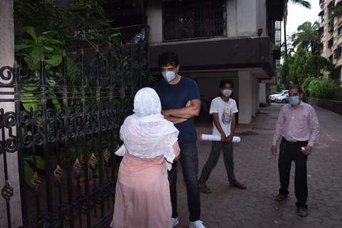 Sonu Sood spotted helping the needy outside his residence!