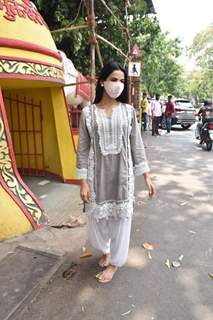 Sonal Chauhan spotted distributing food amongst the needy outside Shani temple in Juhu