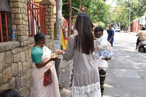 Sonal Chauhan spotted distributing food amongst the needy outside Shani temple in Juhu