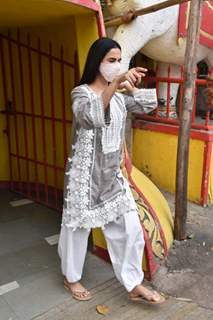 Sonal Chauhan spotted distributing food amongst the needy outside Shani temple in Juhu