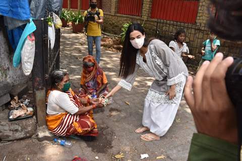 Sonal Chauhan spotted distributing food amongst the needy outside Shani temple in Juhu