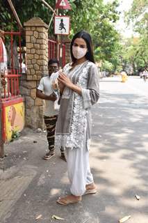 Sonal Chauhan spotted distributing food amongst the needy outside Shani temple in Juhu