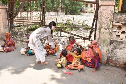 Sonal Chauhan spotted distributing food amongst the needy outside Shani temple in Juhu