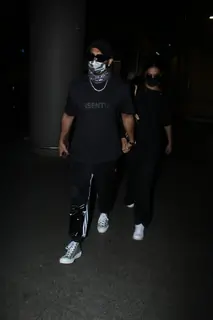 Deepika Padukone and Ranveer Singh spotted returning to Mumbai from Bengaluru
