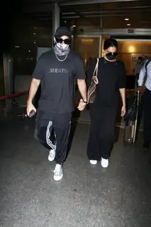 Deepika Padukone and Ranveer Singh spotted returning to Mumbai from Bengaluru