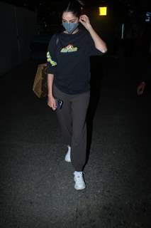 Ananya Panday snapped arriving at Mumbai airport 