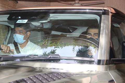 Arjun Kapoor snapped visiting Malaika Arora