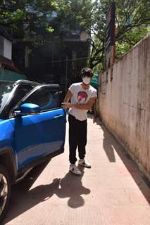 Ibrahim Ali Khan snapped outside a clinic in Bandra 