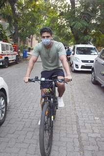 Saqib Saleem spotted cycling in Juhu
