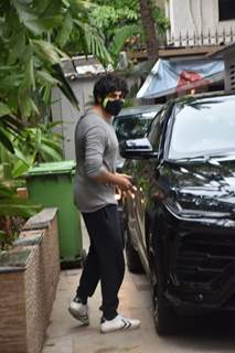 Kartik Aaryan snapped at producer Murad Khetani's house in Juhu