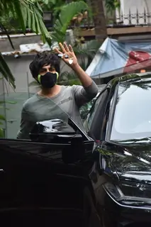 Kartik Aaryan snapped at producer Murad Khetani's house in Juhu
