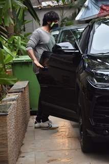 Kartik Aaryan snapped at producer Murad Khetani's house in Juhu