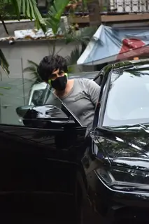 Kartik Aaryan snapped at producer Murad Khetani's house in Juhu