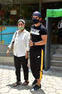 Gurmeet Chaudhary snapped with wife Debina Bannerjee Choudhary in Santacruz