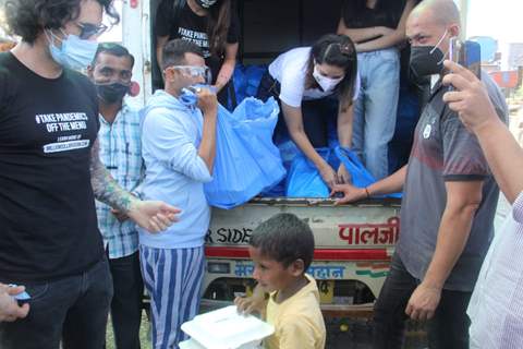 Sunny Leone snapped distributing food in Bandra, Mumbai!