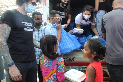 Sunny Leone snapped distributing food in Bandra, Mumbai!