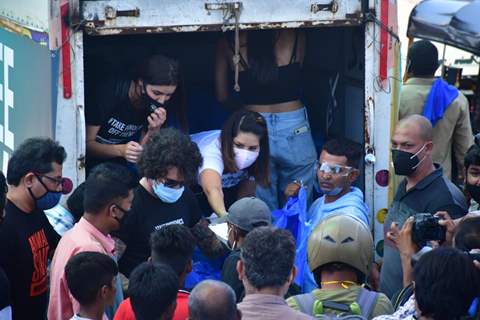 Sunny Leone snapped distributing food in Bandra, Mumbai!