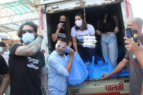 Sunny Leone snapped distributing food in Bandra, Mumbai!