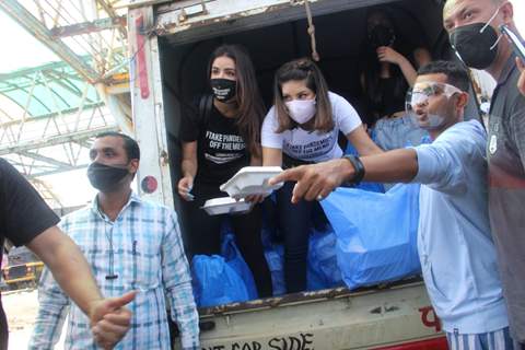 Sunny Leone snapped distributing food in Bandra, Mumbai!