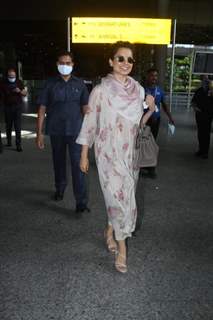 Kangana Ranaut snapped arriving at Mumbai airport