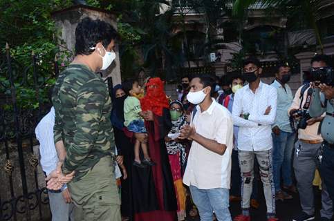 Sonu Sood spotted meeting the needy outsider his house