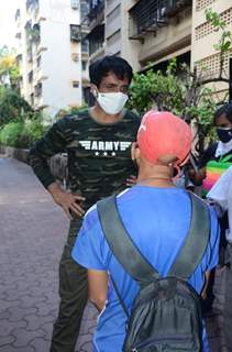 Sonu Sood spotted meeting the needy outsider his house