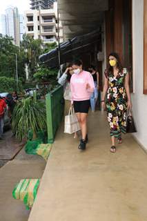 Alia Bhatt, Shaheen Bhatt, Anushka Ranjan snapped at Bastian, Worli!