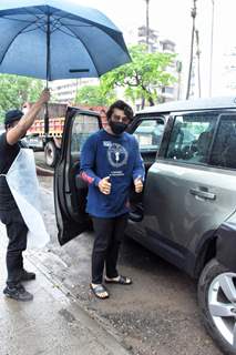 Arjun Kapoor snapped at Hakim Aalim salon, Versova!