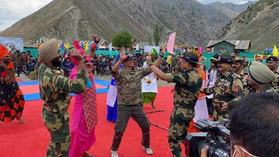 Akshay Kumar meets BSF jawans at Tulail Valley, Kashmir and pays homage to the fallen braves