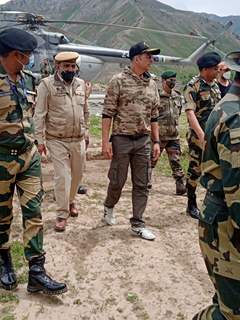 Akshay Kumar meets BSF jawans at Tulail Valley, Kashmir and pays homage to the fallen braves