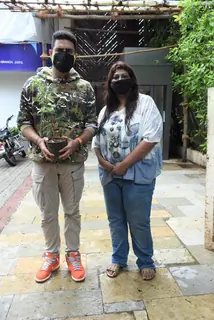 Abhishek Bachchan adopts tree with Saniya Saiyad, Vishwas Mote & Anusha Srinivasan Iyer