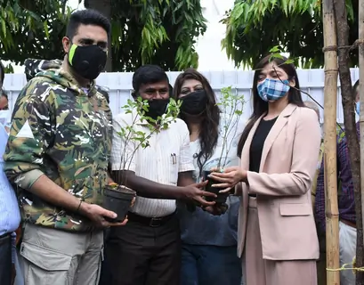 Abhishek Bachchan adopts tree with Saniya Saiyad, Vishwas Mote & Anusha Srinivasan Iyer