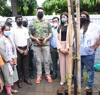 Abhishek Bachchan adopts tree with Saniya Saiyad, Vishwas Mote & Anusha Srinivasan Iyer