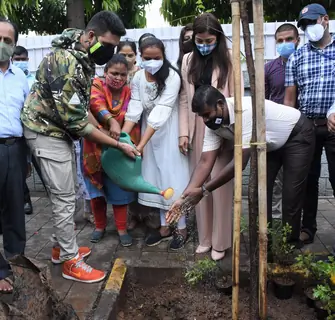 Abhishek Bachchan adopts tree with Saniya Saiyad, Vishwas Mote & Anusha Srinivasan Iyer